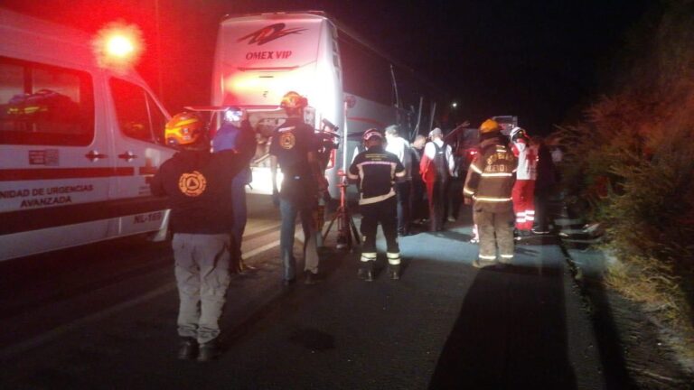 Choque entre autobús y tráiler deja 21 heridos