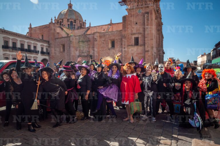 Recorren la capital catrinas y calacas