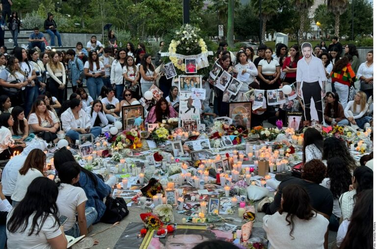 Directioners rinden homenaje a Liam Payne en Macroplaza