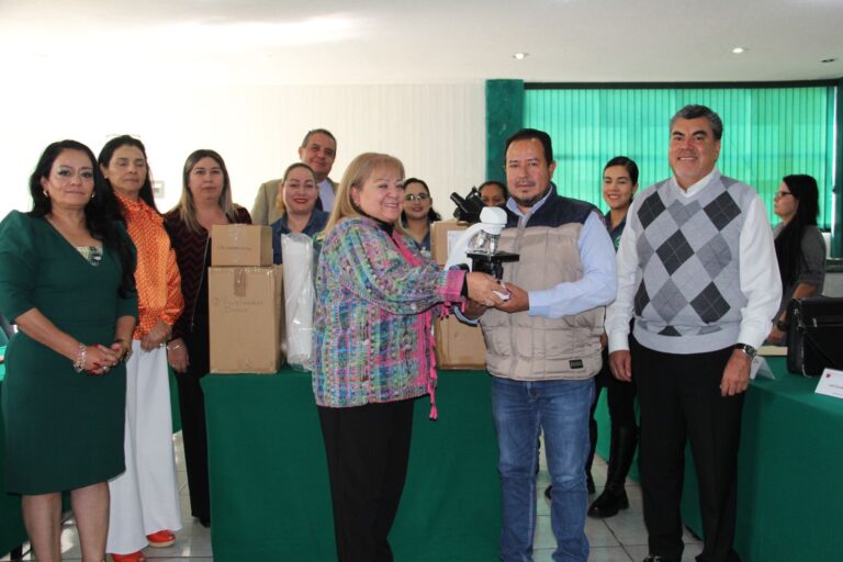 Entregan microscopios ópticos a estudiantes de Cobaez