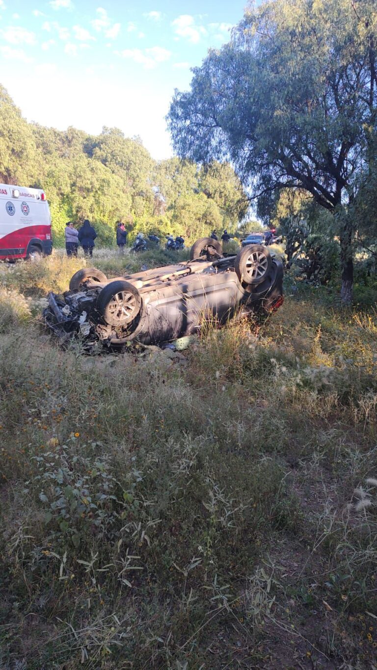 Vuelca conductor; dos menores salen lesionados