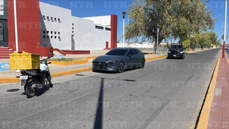 Impacta auto a moto frente a Centro de Convenciones Fresnillo