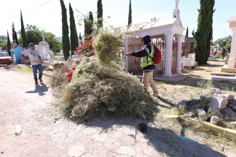 Limpian panteones por Día de Muertos