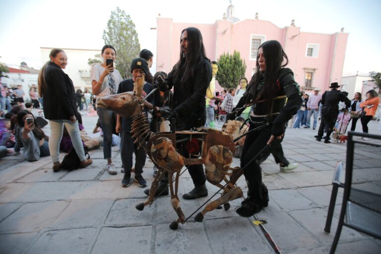 Llena de vida “Pequeños Animales” a plaza Tacuba, en Jerez