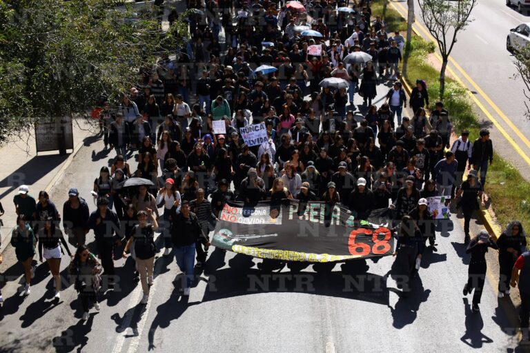 Recuerdan estudiantes masacre de Tlatelolco