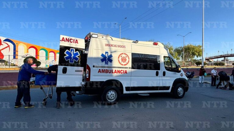 Arrolla auto a jóvenes que viajaban en moto