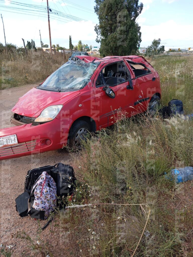 Muere mujer y dos más resultan lesionadas tras volcadura