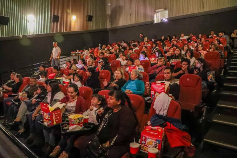 Ofrecen función de cine con causa