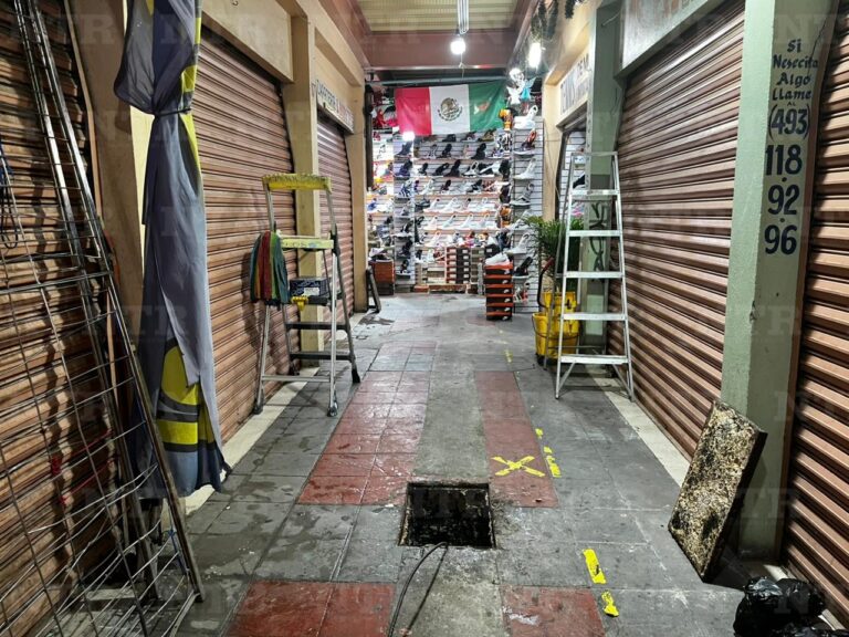 Colapsa red de drenaje en el Mercado Hidalgo