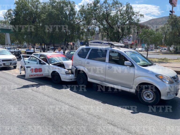Se impactan 3 vehículos en el bulevar