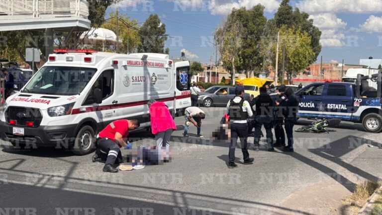 Se impactan motocicleta y automóvil; hay 2 heridas