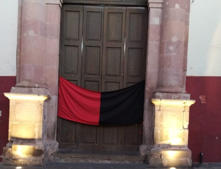 Se manifiestan por falta de cumplimiento del pliego petitorio