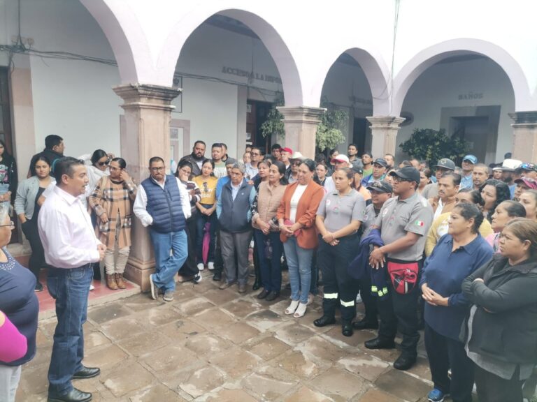 Sin paga, empleados de contrato en Pinos