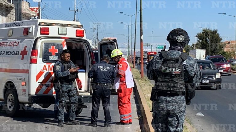 Sufre motociclista lesiones tras impactar contra camioneta
