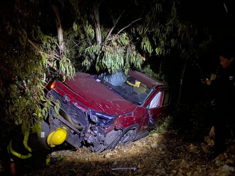 Sufren accidente mujer y su hija sobre vialidad Manuel Felguérez