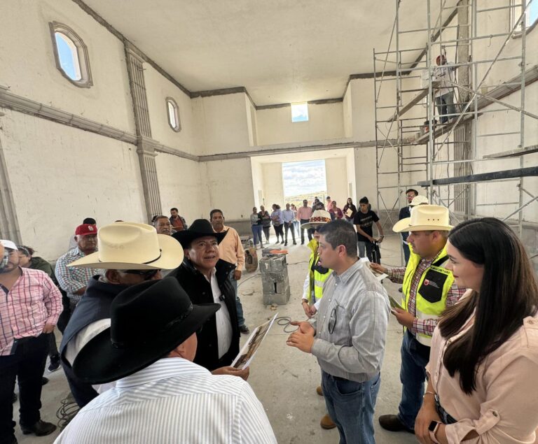 Supervisan construcción de obras en Plateros