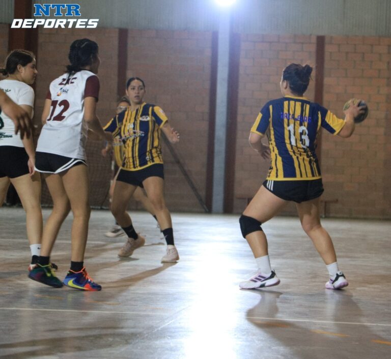 Tuzas dominan en Balonmano