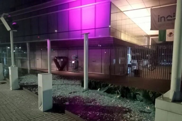 Vandalizan fachada del INAI
