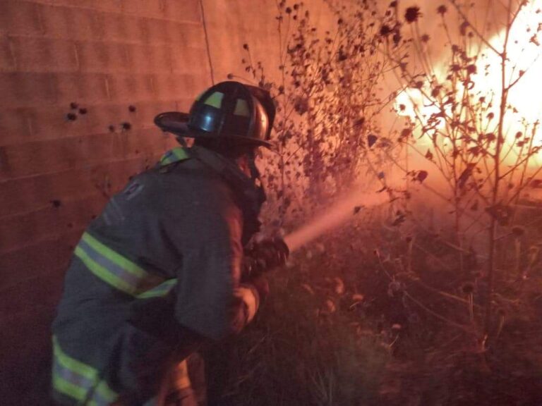 Se incendia vehículo estacionado en terreno baldío