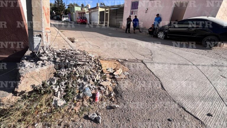 Daña camión de carga un automóvil y dos postes de luz