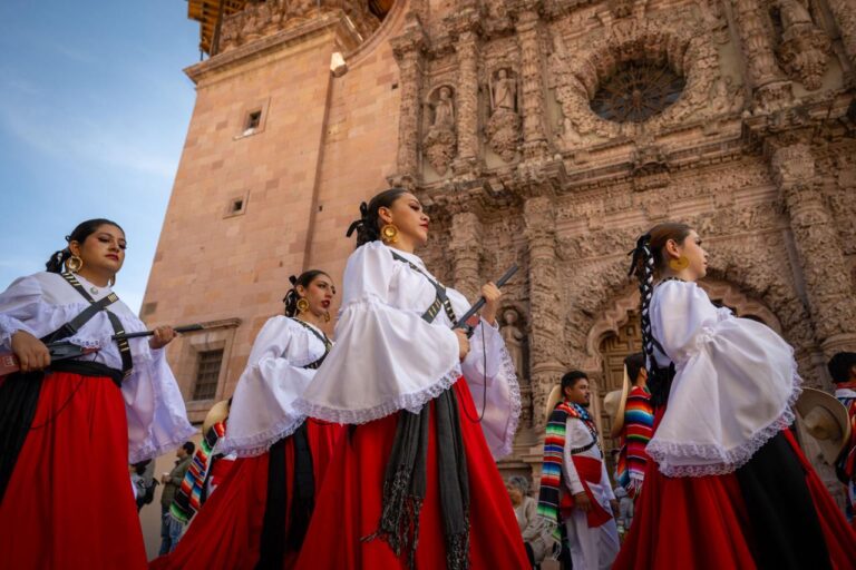 Celebran desfile cívico-deportivo por Aniversario 114 de la Revolución Mexicana