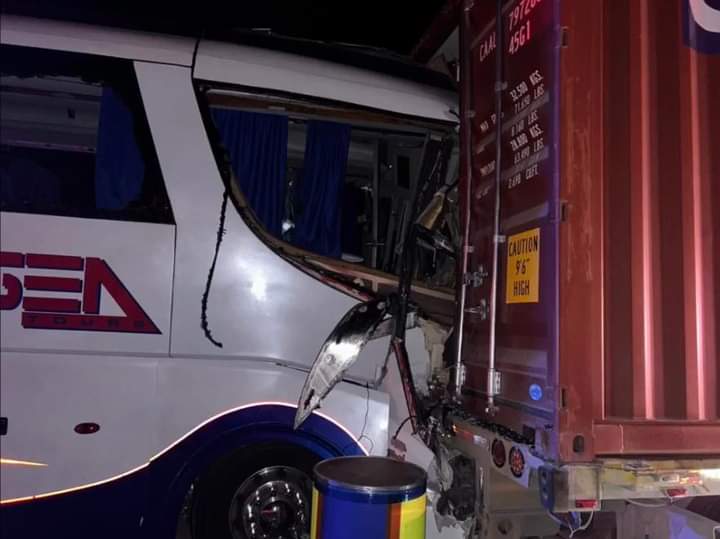 Choca autobús con tráiler; muere copiloto