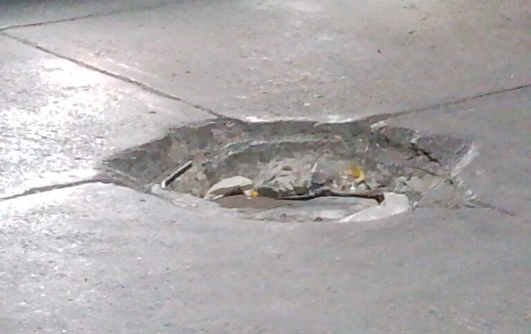 En alerta, automovilistas por alcantarilla en mal estado