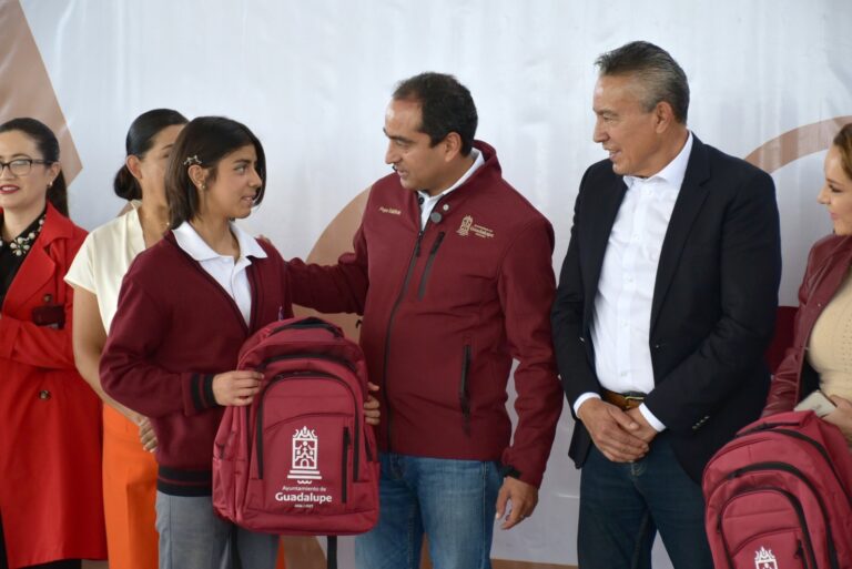 Entrega alcalde mochilas a estudiantes del CETIS 113