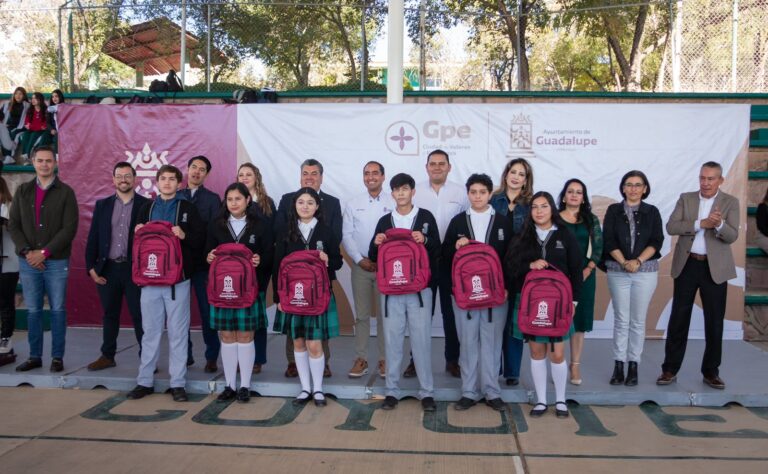 Entrega Pepe Saldívar mochilas en Cobaez 1