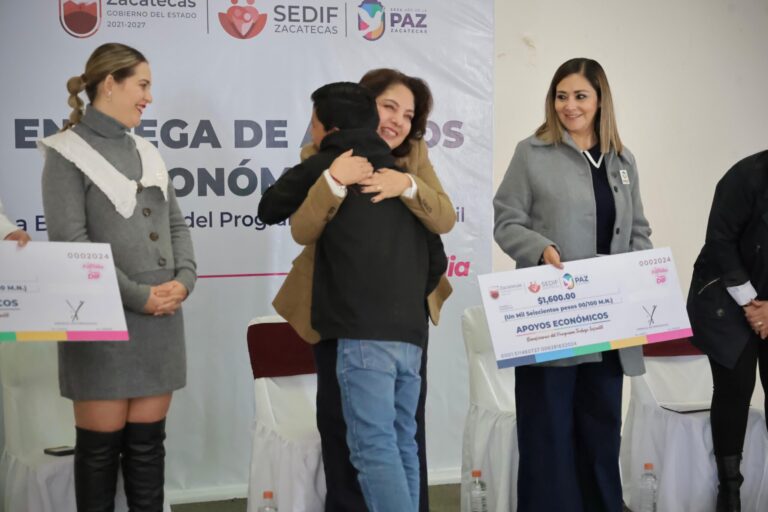 Entregan 190 apoyos a menores en situación de atención prioritaria