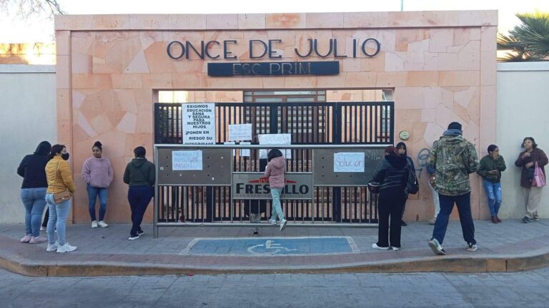 Retiran a docente de primaria acusado de gritarle a los niños