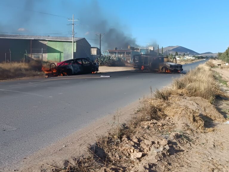 Incendian vehículos en Pinos