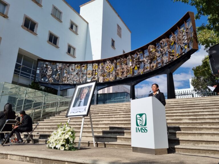 Develan placa de escultura de Manuel Felguérez