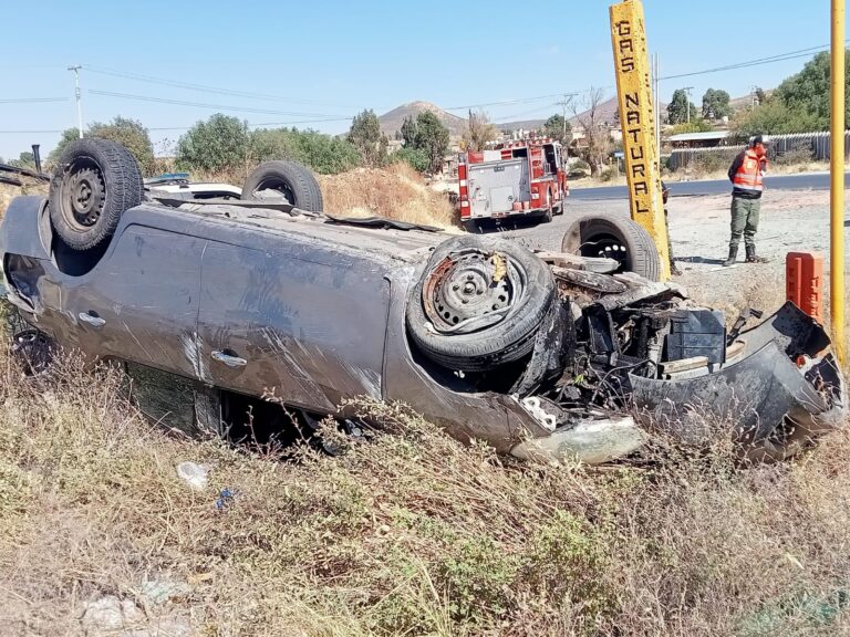 Vuelca por manejar a exceso de velocidad