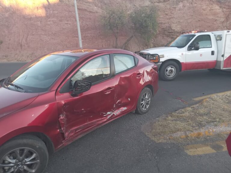 Chocan en crucero de calzada Solidaridad y de los Deportes