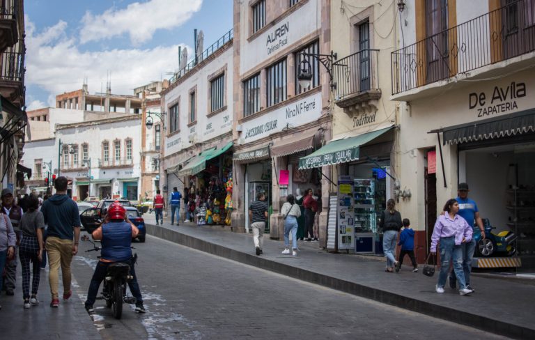 Comienzan comerciantes acciones legales contra la capital