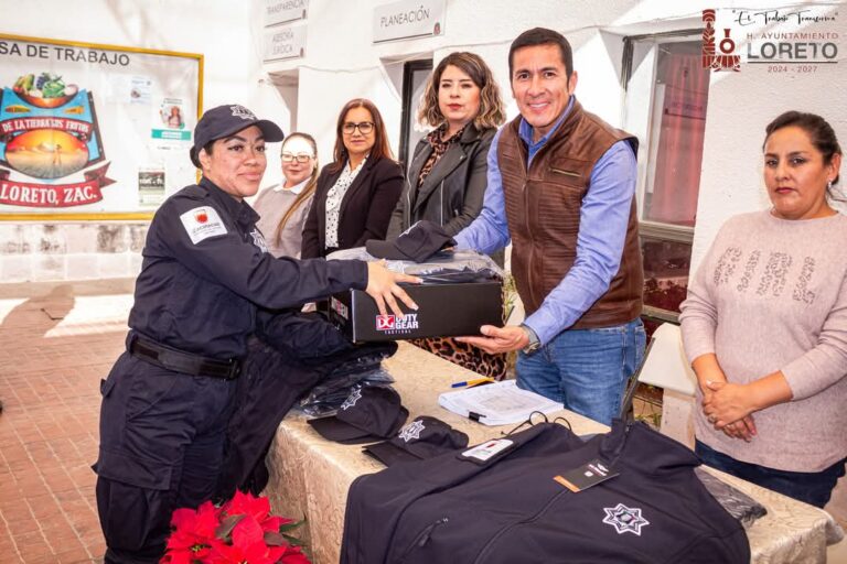 Entregan uniformes a policías de Loreto