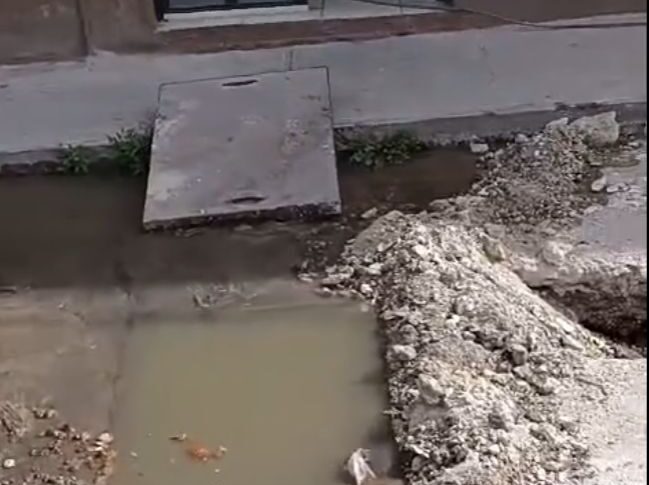 Villa de Cos, una calle entre las aguas negras