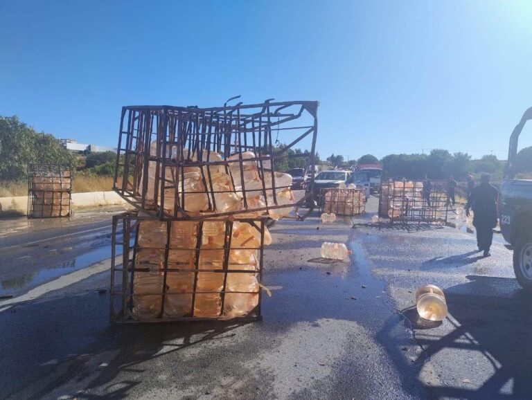 Vuelca camión cargado de garrafones