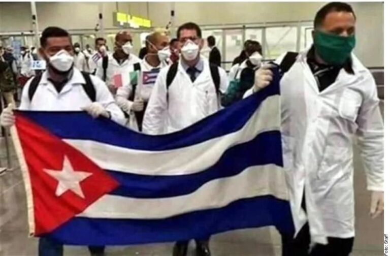 IMSS Bienestar contrata a 102 médicos cubanos