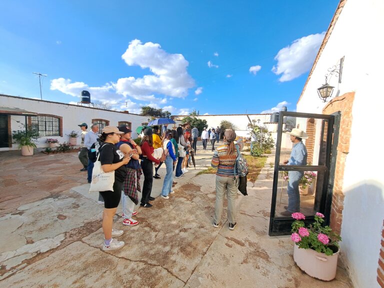 Capacitan a 25 guías de turistas