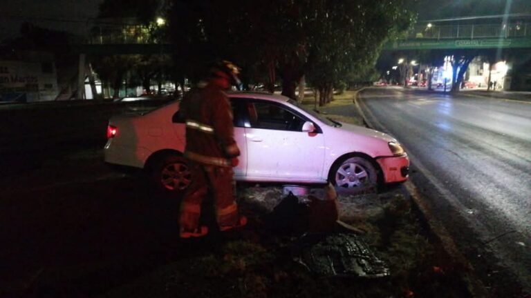 Choca contra camellón central en bulevar metropolitano