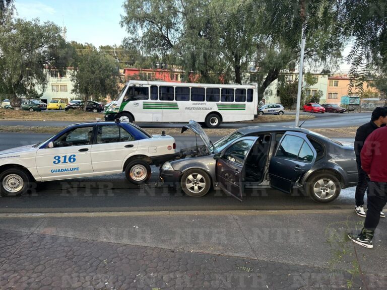 Chocan tres vehículos más sobre bulevar