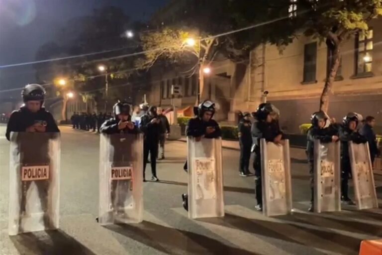 Cierran accesos a Palacio por manifestación