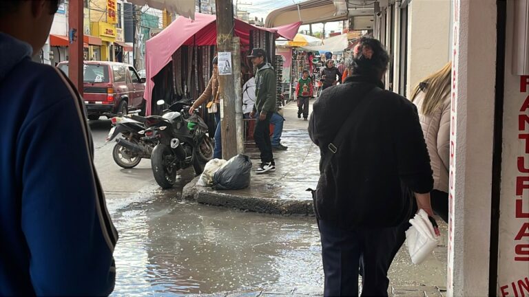 Otra vez brotan aguas negras en zona centro; exigen atención al problema