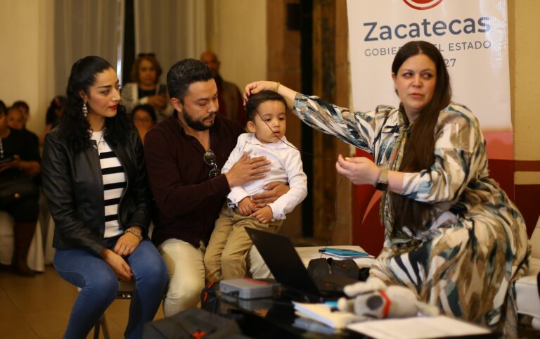 Encienden implantes cocleares de 7 niños