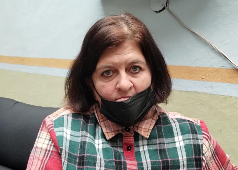 Exigen a directora respeto a Soledad Fernández