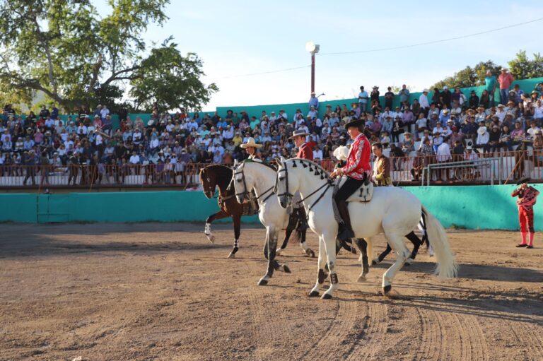 Fauro Aloi corta 4 orejas y un rabo en Xochitepec