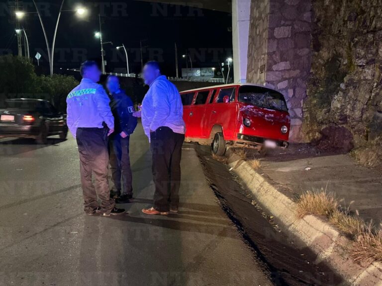 Impacta su combi en el bulevar