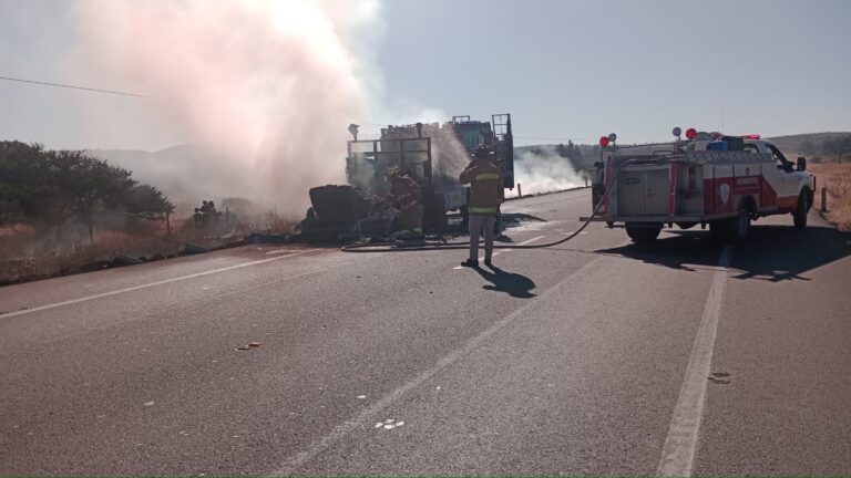 Incendio de tráiler causa cierre de carretera federal 45D